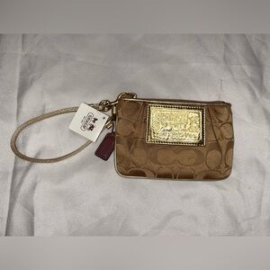 NWT Coach poppy Y2K golden signature print wristlet. Measures 6x4
